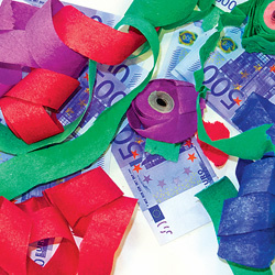 На удачу-30, бумажное конфетти и купюры "500 евро"